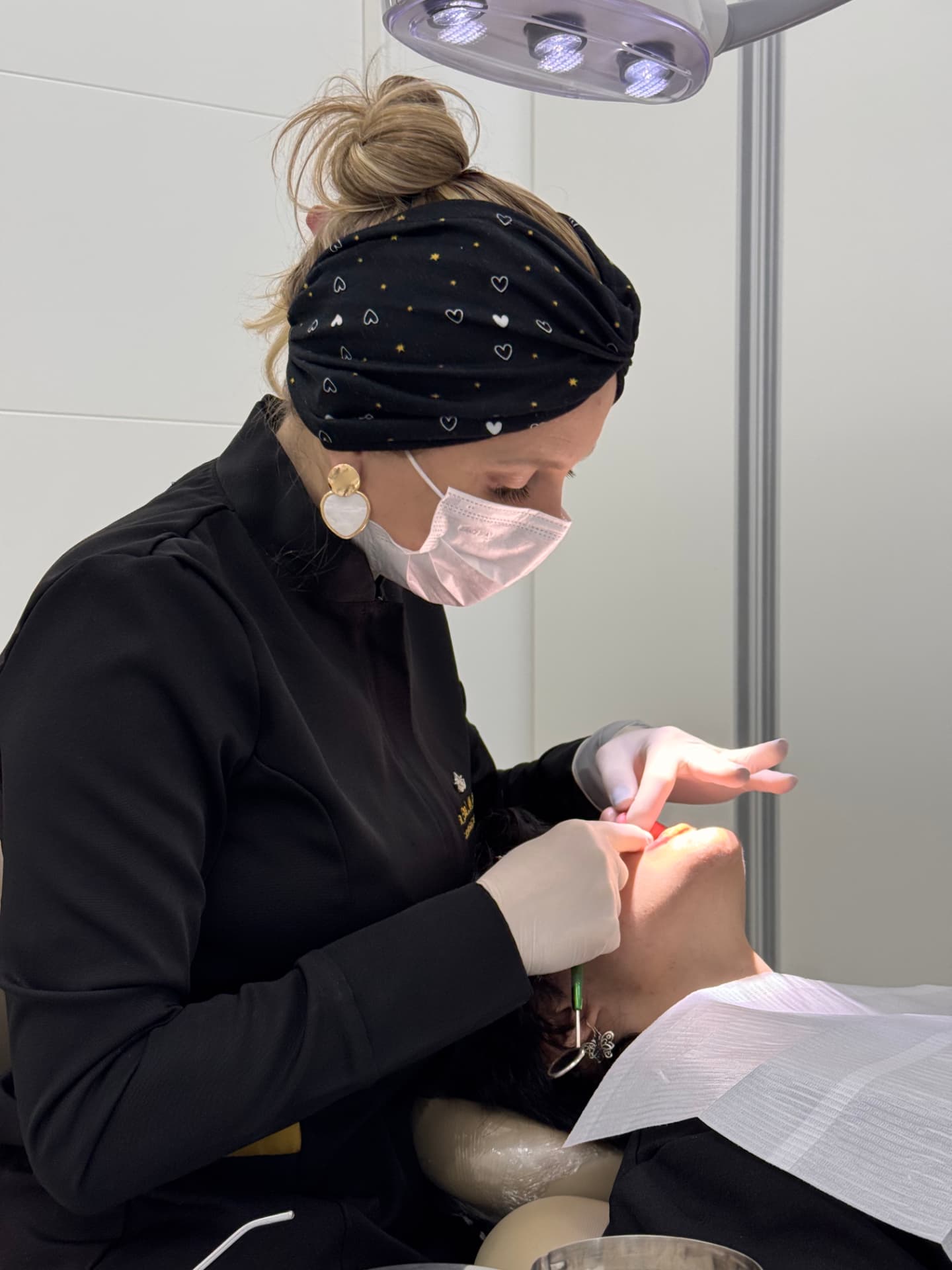 Dra. Edna Bittencurt realizando atendimento odontológico